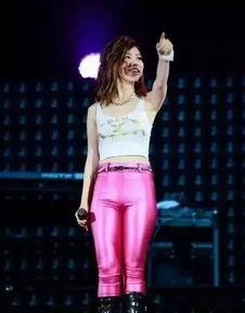 邓紫棋穿皮裤照片